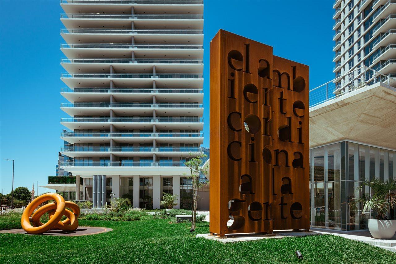 Sls Buenos Aires Puerto Madero Hotel Buitenkant foto The sculpture in 2012